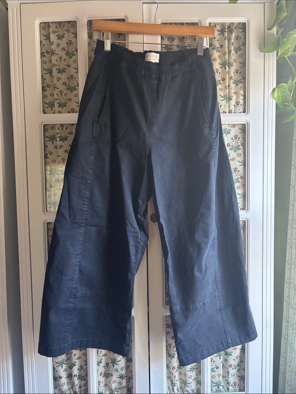 Pilcro Izzie Relaxed Barrel Pant - black